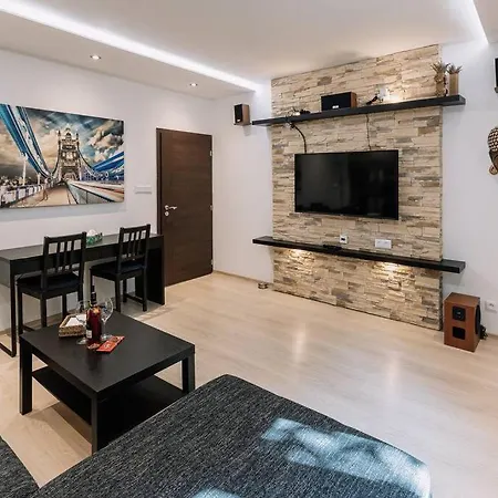 דירה Modern Elegance Retreat